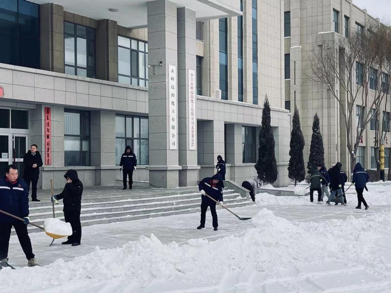 不畏嚴寒，除雪保安全出行